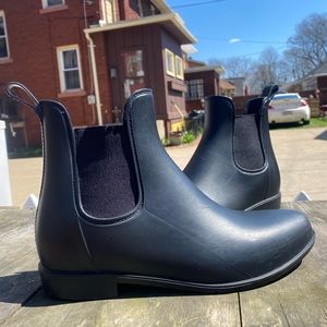 Universal Thread Women’s Size 10 Waterproof Chelsea Boot